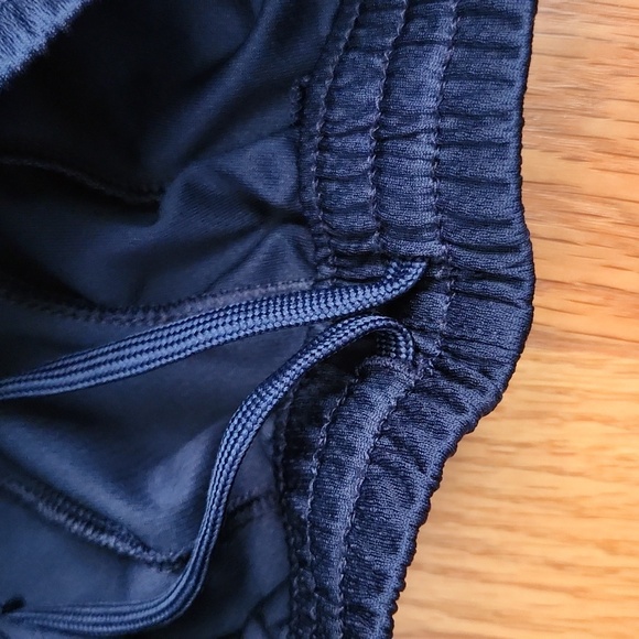 Adidas regular fit coupe standard shorts, size small (8) - Picture 15 of 16